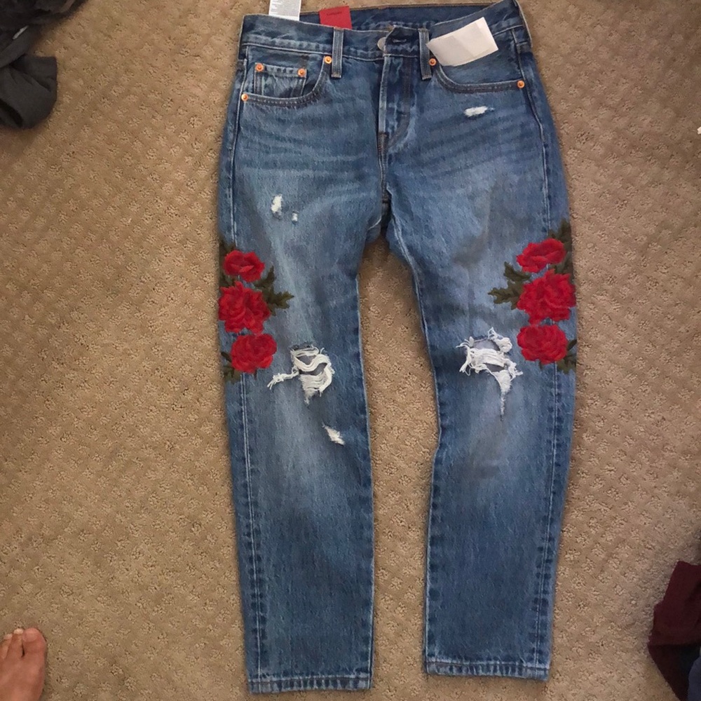 BNWT Levi’s embroidered red rose 501 jeans